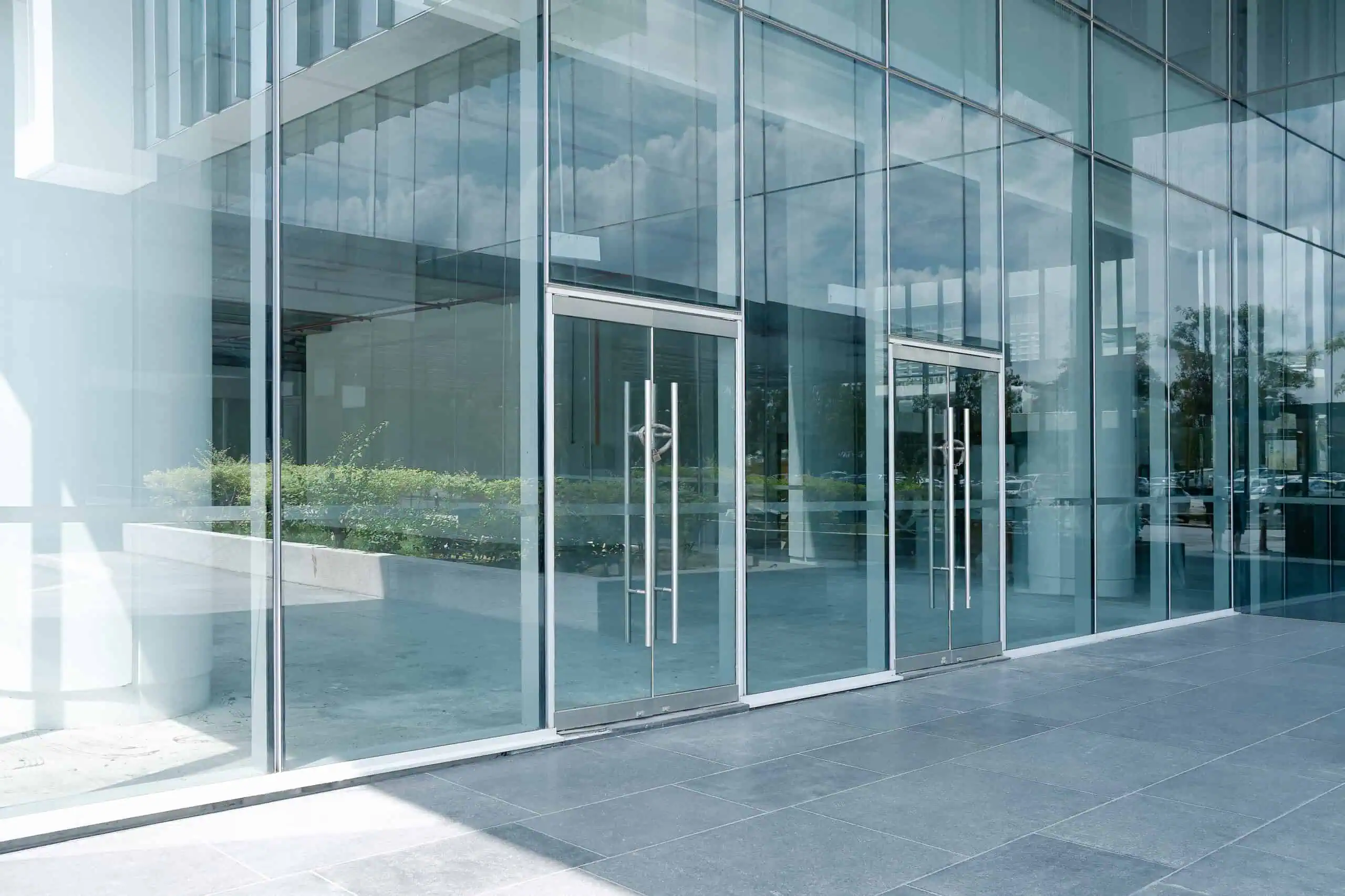 glass-solutions-glass-buidling-commercial-hero-scaled